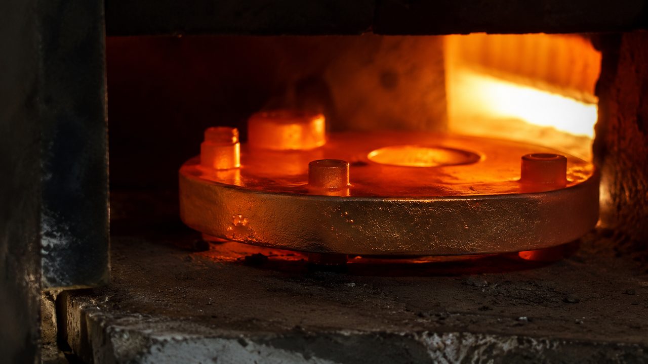 Кратеры и проколы на порошковом покрытии литой бронзовой детали от газовыделения из пор